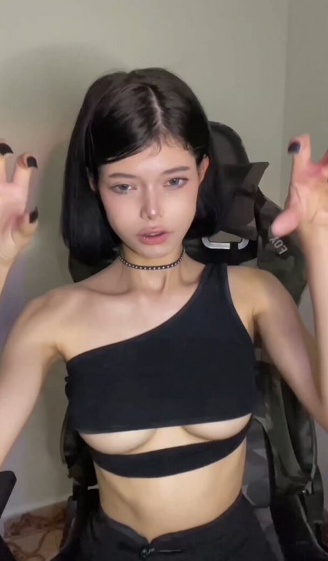 Alasti lekkinud OnlyFans-i pilt Vampcar