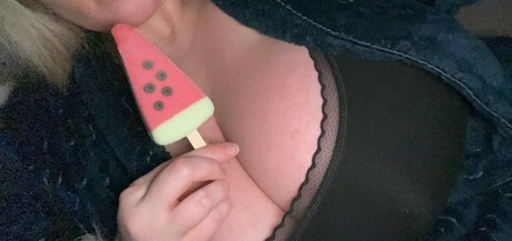 Naken lekkede OnlyFans-bilde av Bustyqueen32m