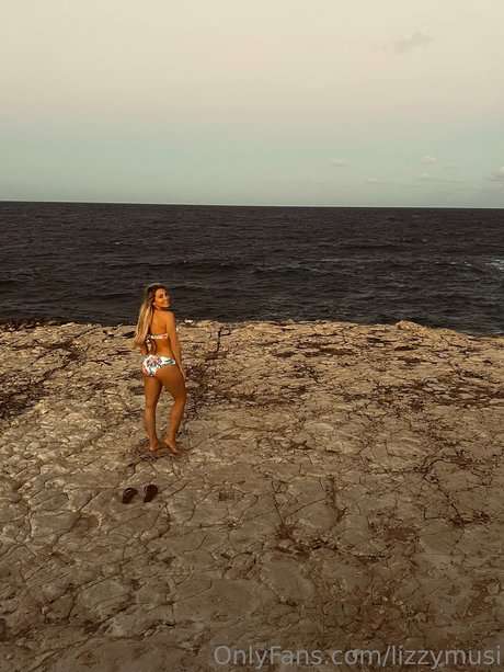 Обнаженная фотография утечки OnlyFans от Lizzy Musi
