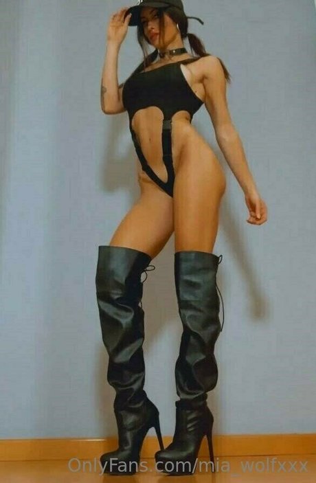 Mia Wolf X