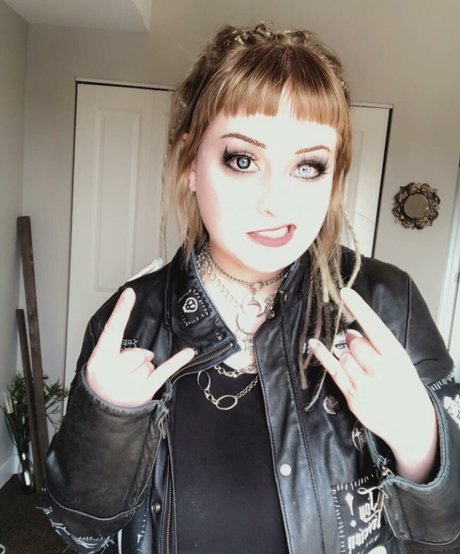 Nøgent lækket OnlyFans-billede af Mother Macabre