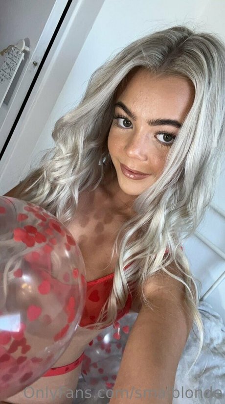 Naken läckt OnlyFans-bild av Smalblonde