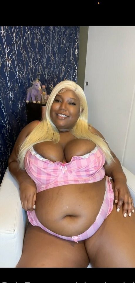 Naakte gelekte OnlyFans-foto van Plussizedollface