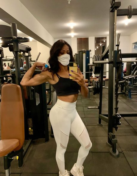 Photo nue de fuite OnlyFans de Shemale23cm