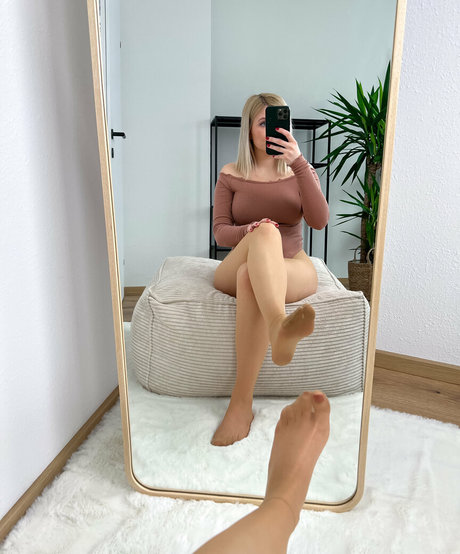 Naken läckt OnlyFans-bild av Bellaspaws