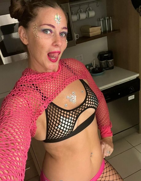 Naken läckt OnlyFans-bild av Sexhibitioners