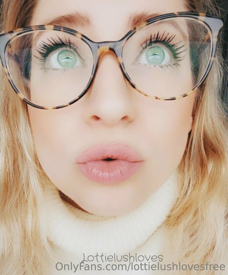 Nahá fotka uniklých OnlyFans od Lottielushlovesfree