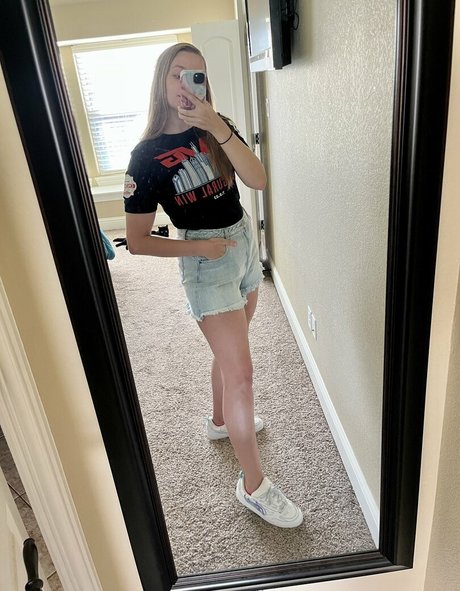 Naken lekkede OnlyFans-bilde av Alanis King
