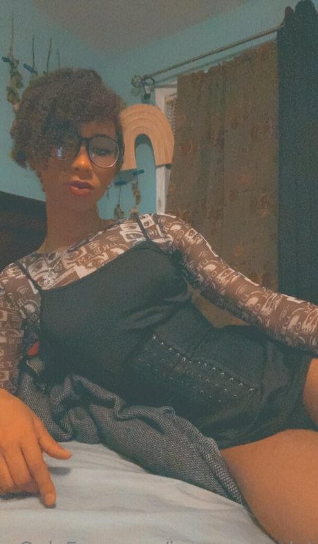 Ivyevescarlet