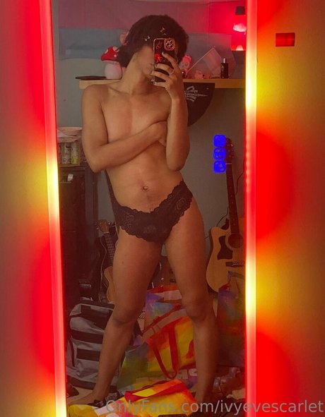 Ivyevescarlet