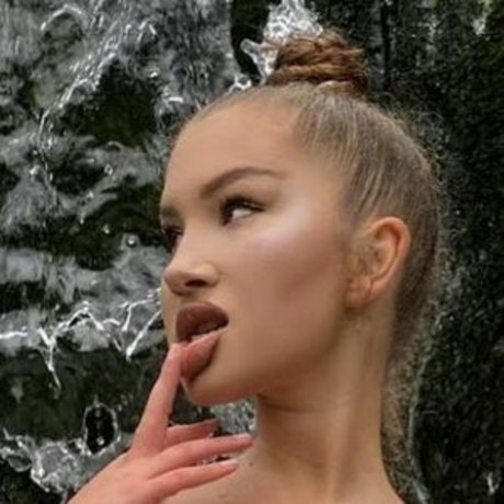 Alaston vuotanut OnlyFans-kuva Nika Arven
