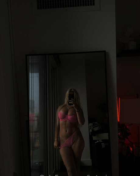 Naken läckt OnlyFans-bild av Katerina Carney