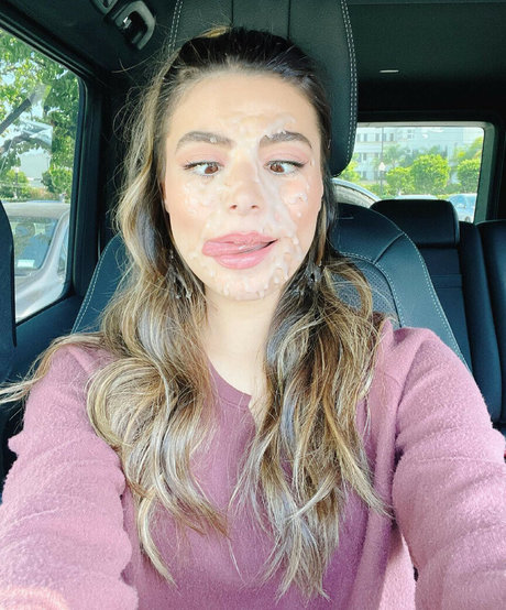Naken lekkede OnlyFans-bilde av Miranda Cosgrove