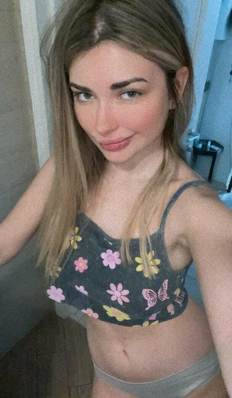 Naken läckt OnlyFans-bild av Ahrinyan