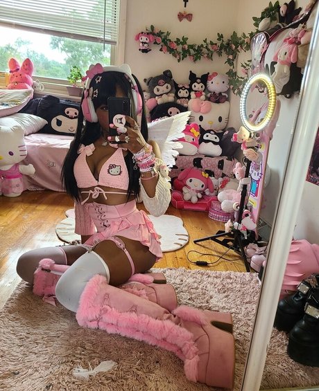 Naken läckt OnlyFans-bild av Lilrawrs