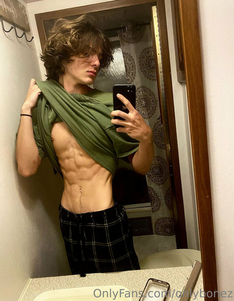 Alasti lekkinud OnlyFans-i pilt Onlybonez