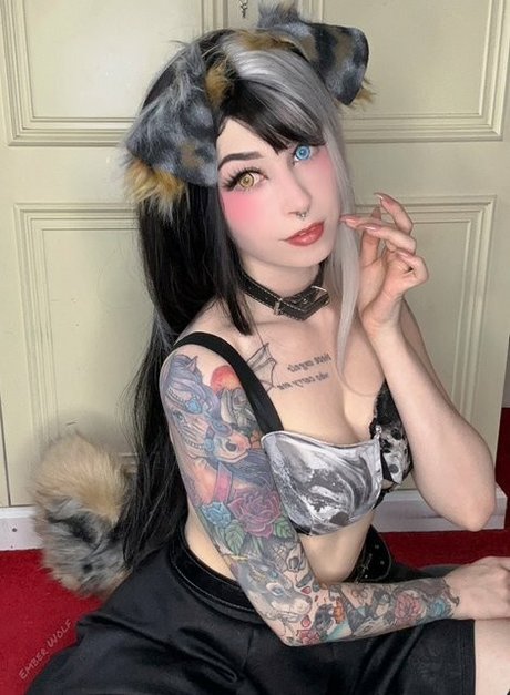 Foto di nudo di fuga di OnlyFans di Ember Wolf