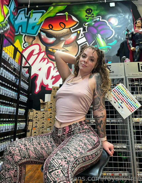 Naken läckt OnlyFans-bild av Royaltyfree
