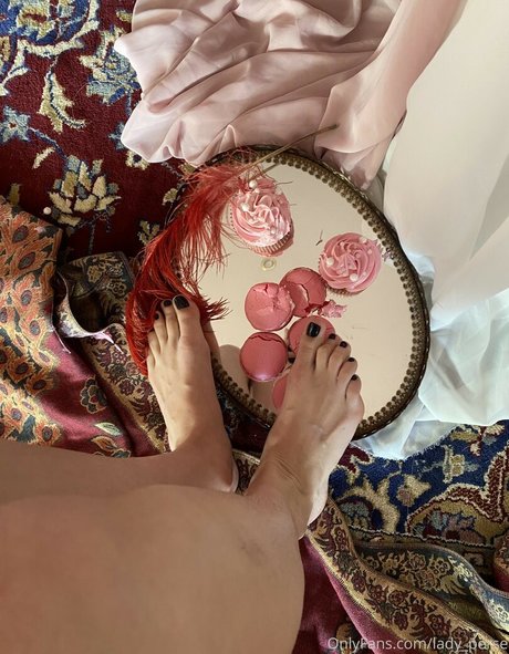 Naakte gelekte OnlyFans-foto van Lady Perse