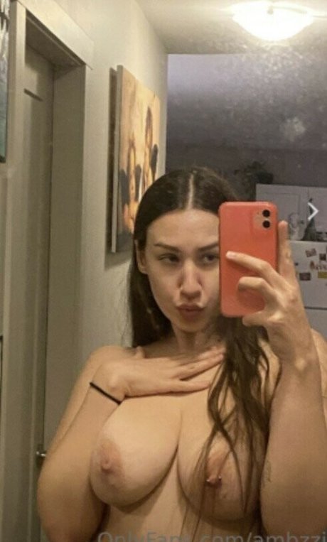 Naken läckt OnlyFans-bild av Ambzzzie