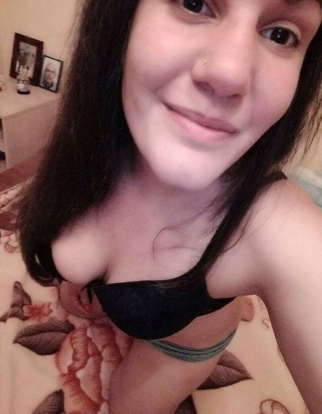 Naken läckt OnlyFans-bild av Sisak