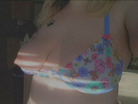 Naakte gelekte OnlyFans-foto van Saberbutt