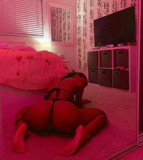 Alasti lekkinud OnlyFans-i pilt Karliebabyk