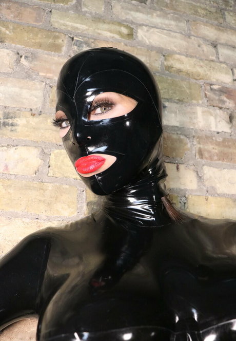 Naken läckt OnlyFans-bild av Latexcamille