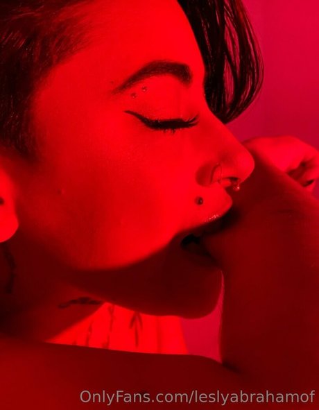 Naken läckt OnlyFans-bild av Leslyabrahamof