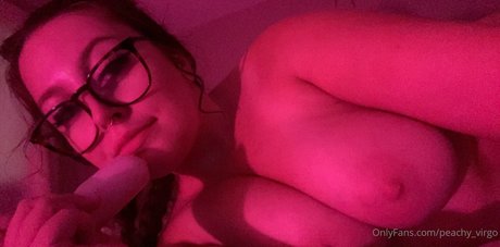 Nacktes geleaktes OnlyFans-Foto von Peachyvirgo