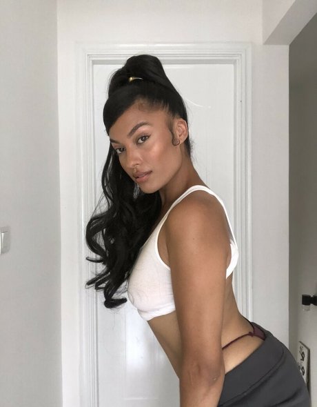 Naken läckt OnlyFans-bild av Itsmenaomi