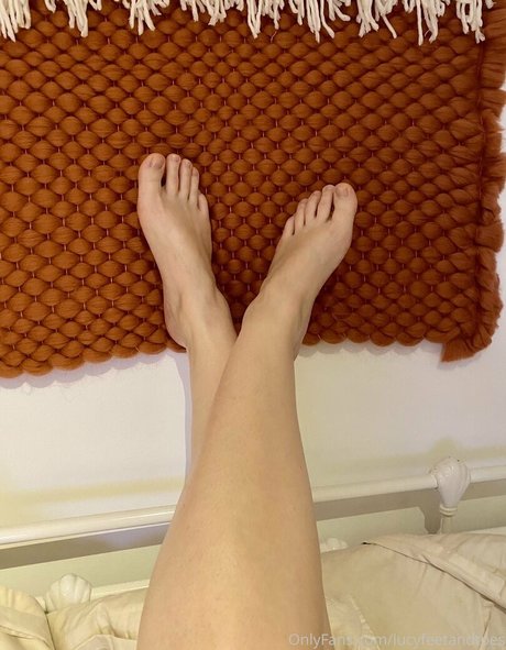 Naken läckt OnlyFans-bild av Lucyfeetandtoes