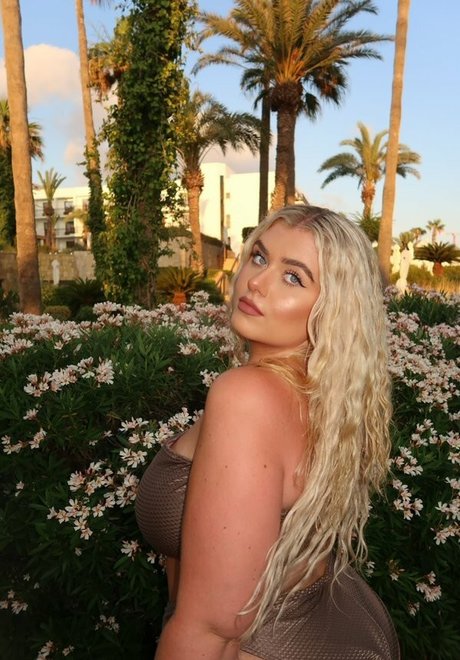 Naakte gelekte OnlyFans-foto van Izzy Nicholls