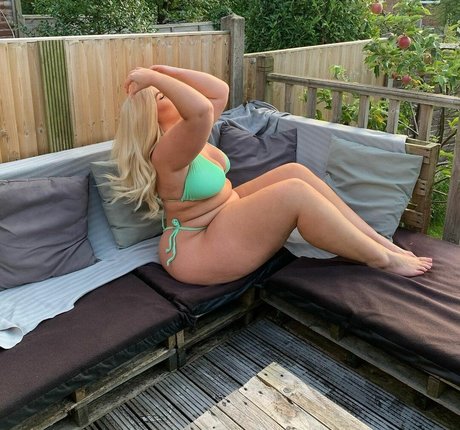 Nøgent lækket OnlyFans-billede af Izzy Nicholls
