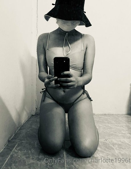 Naakte gelekte OnlyFans-foto van Charlotte1996t