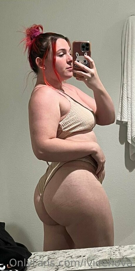 Naken lekkede OnlyFans-bilde av Ivieenova