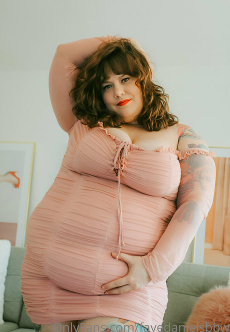 Naken läckt OnlyFans-bild av Fayedanielsbbw