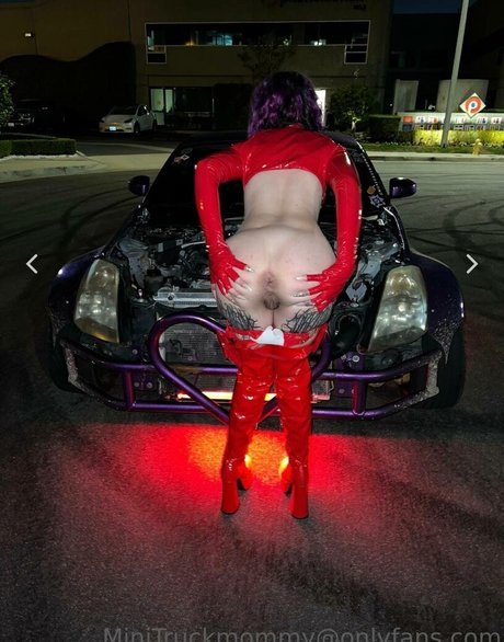 Naken läckt OnlyFans-bild av Minitruckmommy