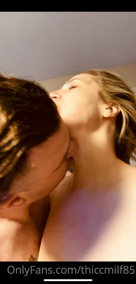 Naken läckt OnlyFans-bild av Thiccmilf85