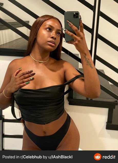 Naken läckt OnlyFans-bild av Justine Skye