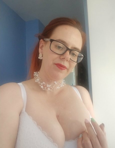 Naken läckt OnlyFans-bild av Petitepantyhose
