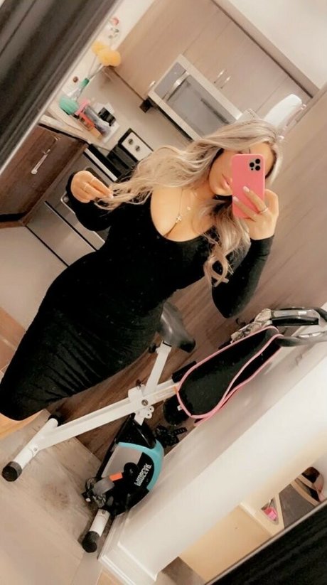 Naken läckt OnlyFans-bild av Milliondollamamiiii