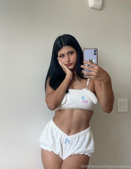 Naken läckt OnlyFans-bild av Jujulovexoxo