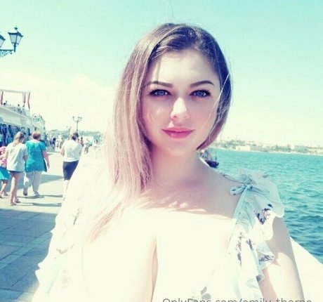 Naken läckt OnlyFans-bild av Emilythorne