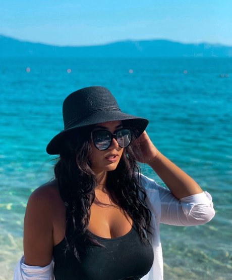 Обнаженная фотография утечки OnlyFans от Emina Jahi